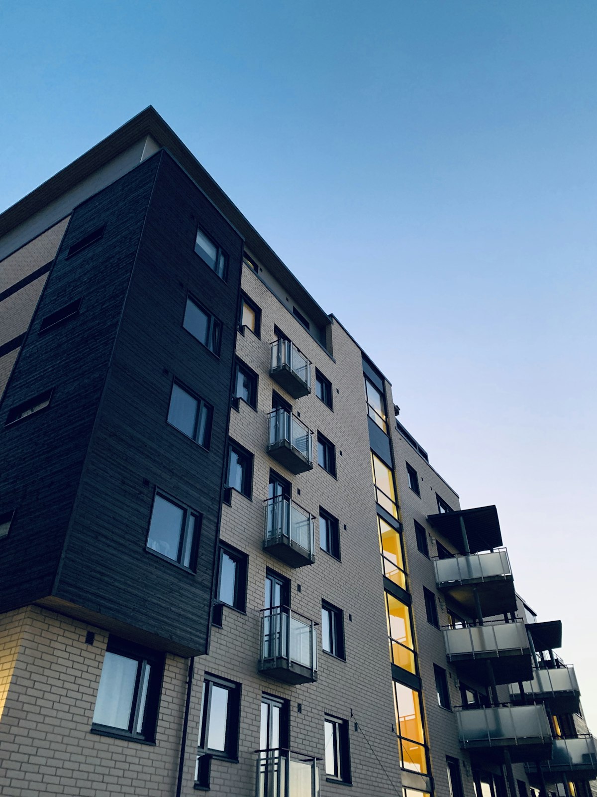 Facciata di un palazzo residenziale moderno con balconi